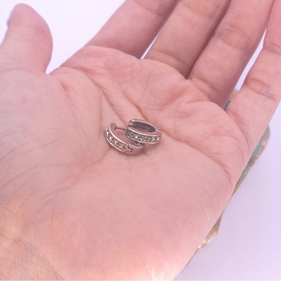 Sterling Silver hoops with 6 Cubic Zirconia - Picture 4 of 7